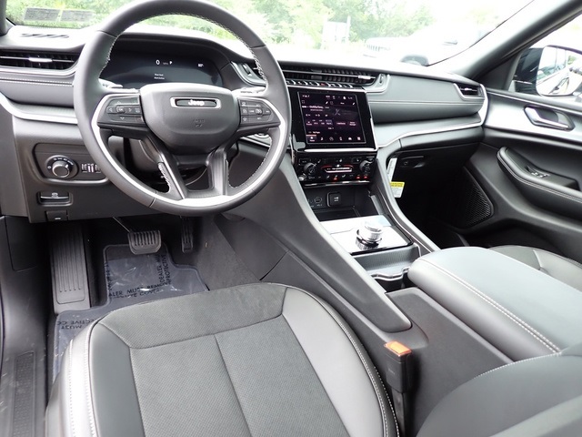 2025 Jeep Grand Cherokee Altitude X photo 13
