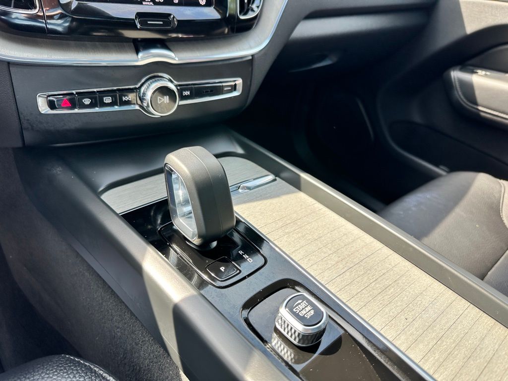 2025 Volvo XC60 B5 Plus photo 13
