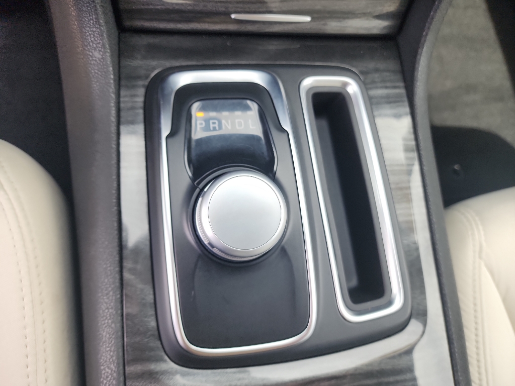 2020 Chrysler 300 Touring photo 19