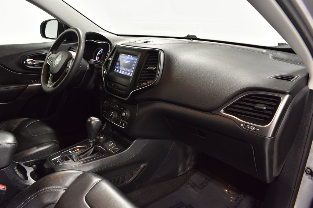 2020 Jeep Cherokee Latitude photo 28