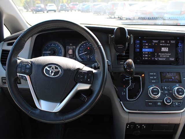 2017 Toyota Sienna XLE photo 12