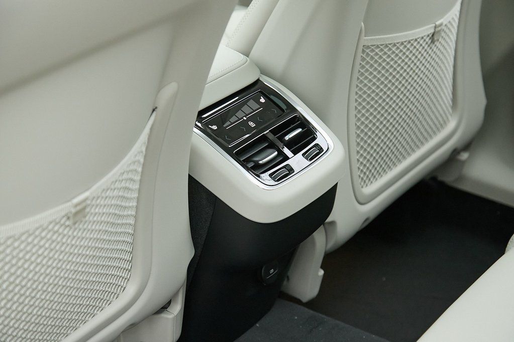 2026 VOLVO XC60 - Image 19