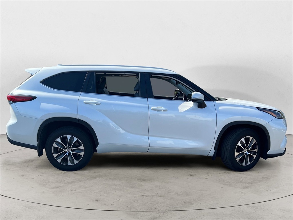 2023 Toyota Highlander XLE photo 2