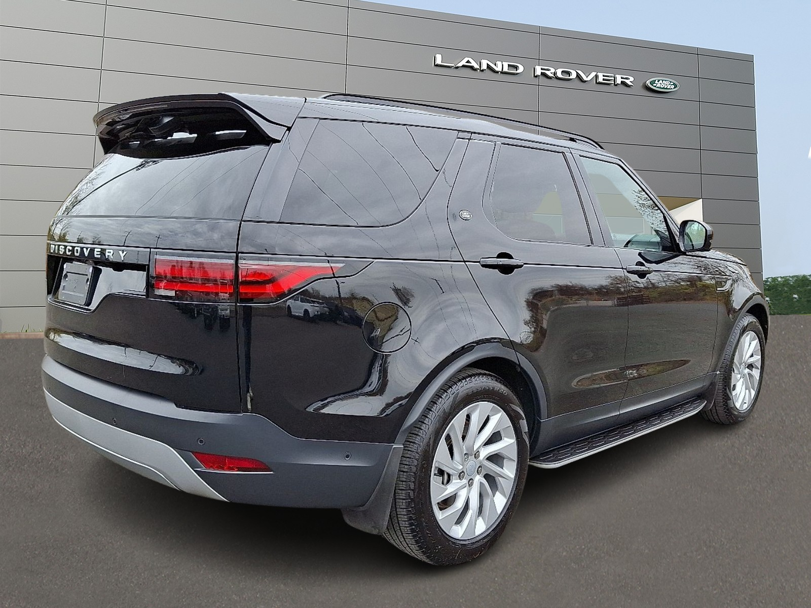 2025 Land Rover Discovery P300 S photo 2