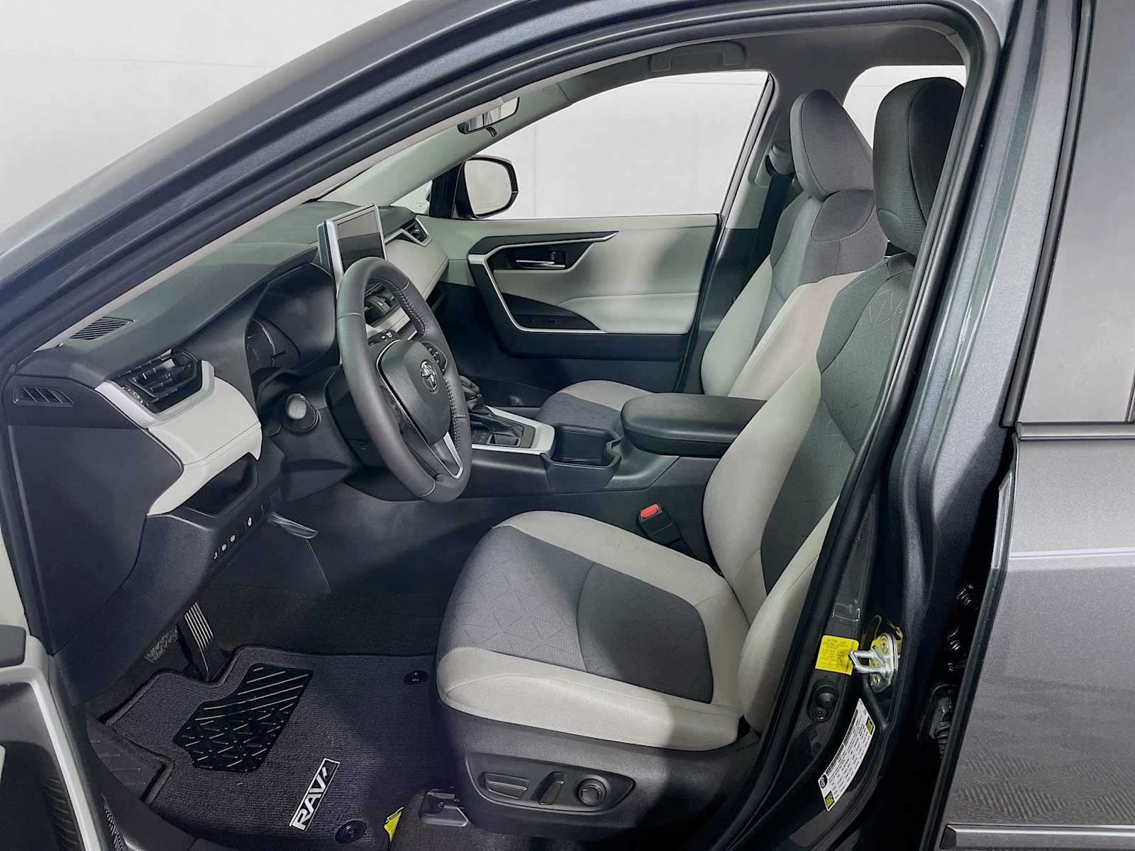 2023 Toyota RAV4 XLE photo 18