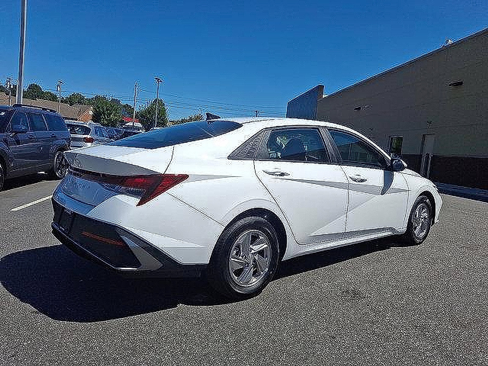 2025 Hyundai Elantra SE photo 3