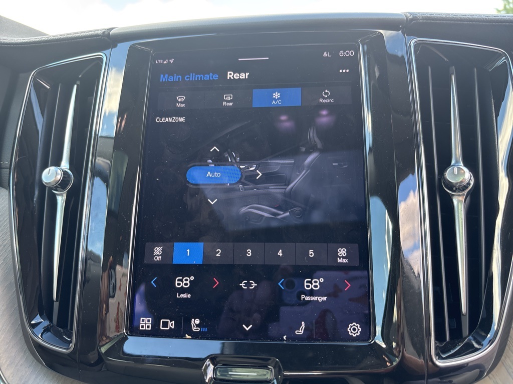 2022 Volvo XC60 B5 Inscription photo 26