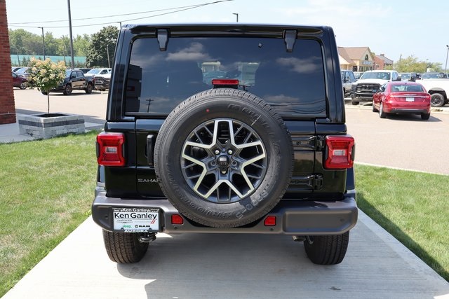 2025 Jeep Wrangler Sahara photo 33