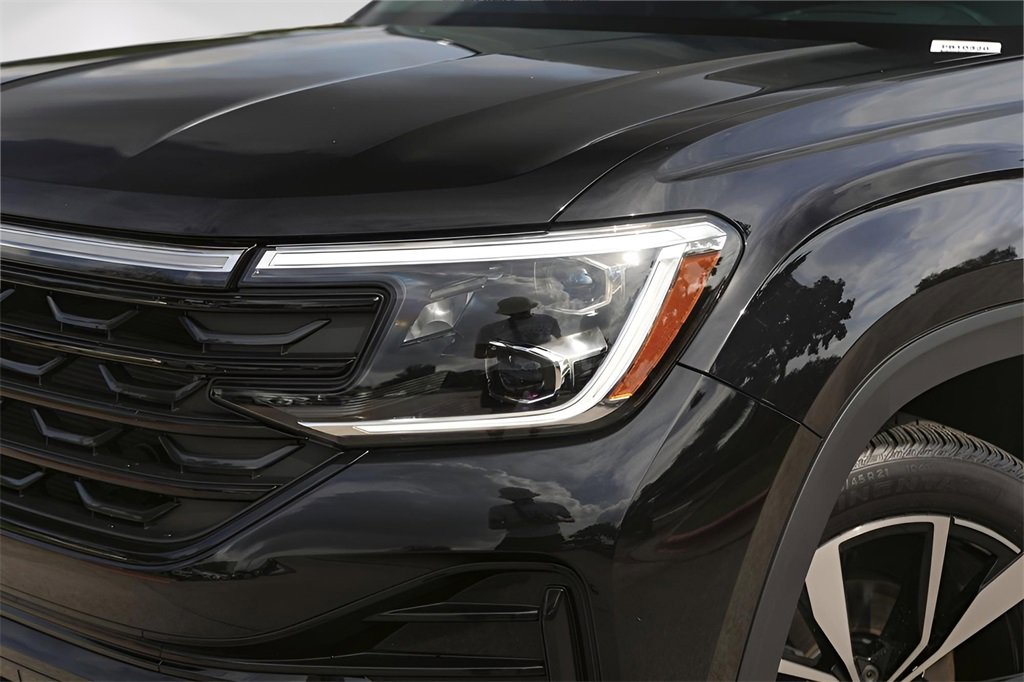 2025 Volkswagen Atlas Cross Sport SEL Premium R-Line photo 2