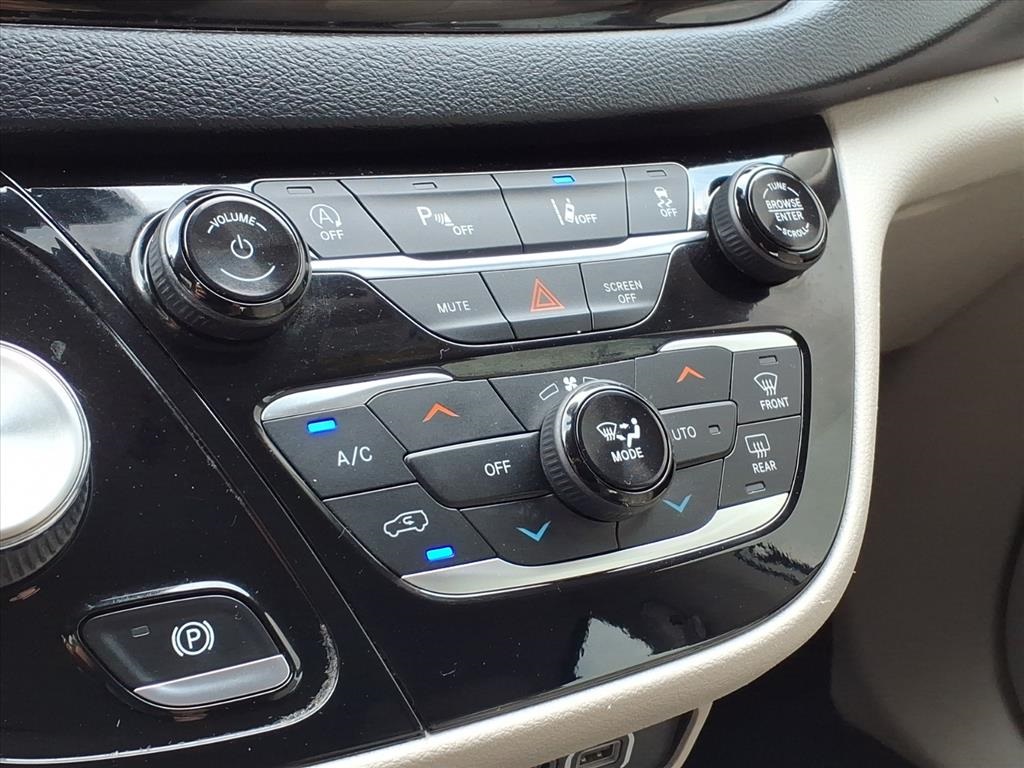 2021 Chrysler Pacifica Touring L photo 18