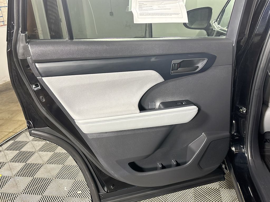 2023 Toyota Highlander L photo 17