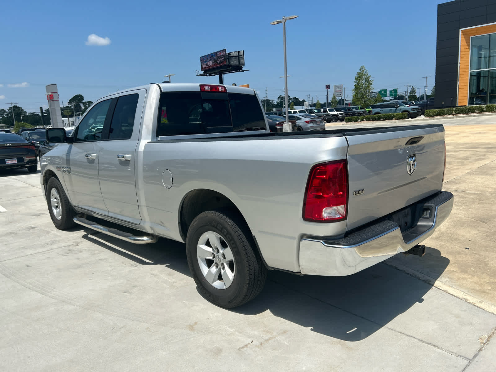 2017 Ram 1500 SLT photo 4