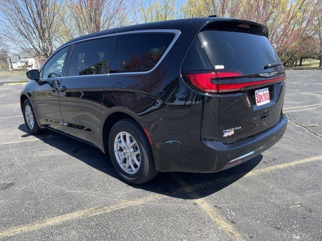 2025 Chrysler Pacifica photo 2