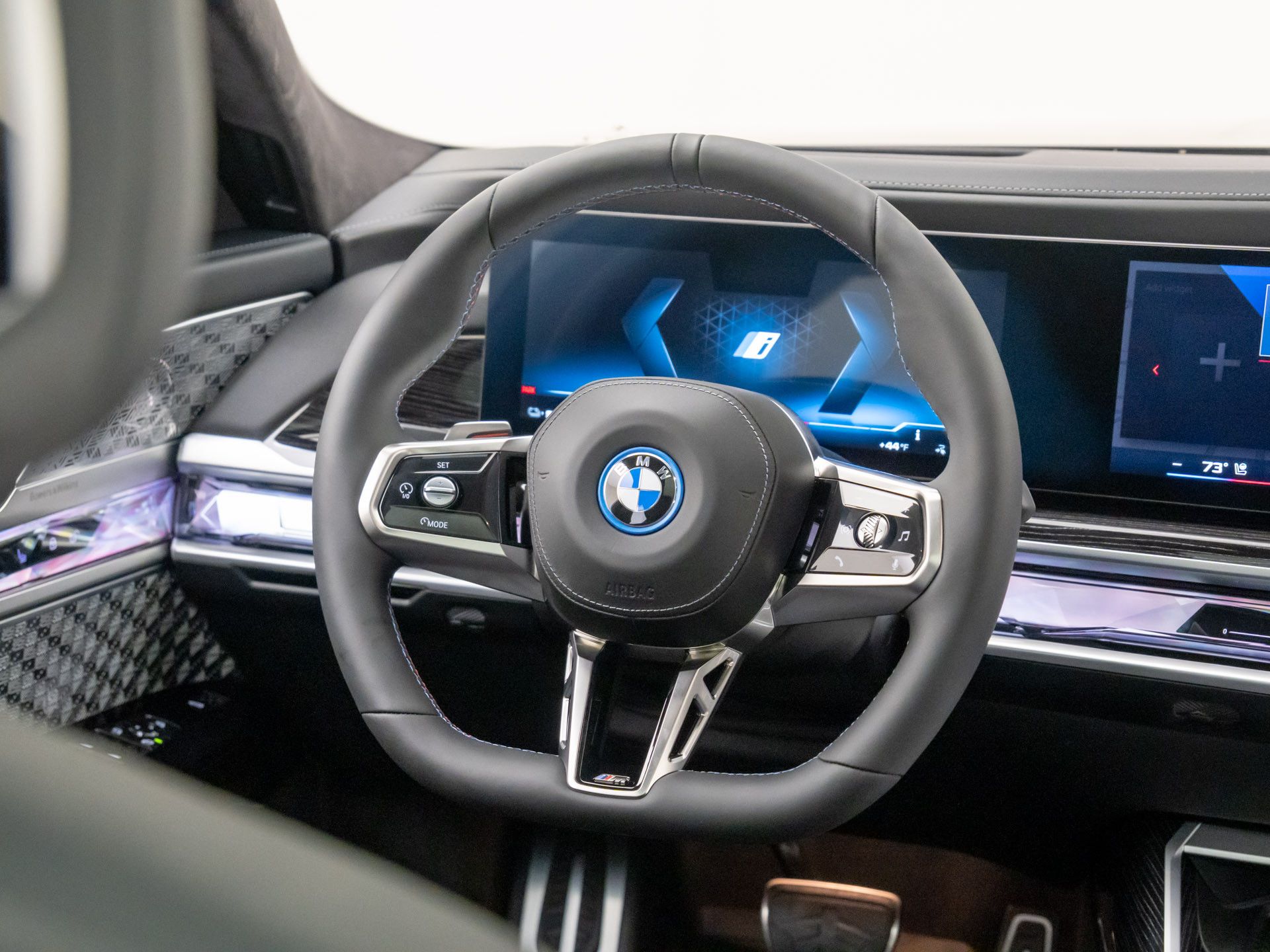 New 2025 Black Sapphire Metallic BMW M70 image 11