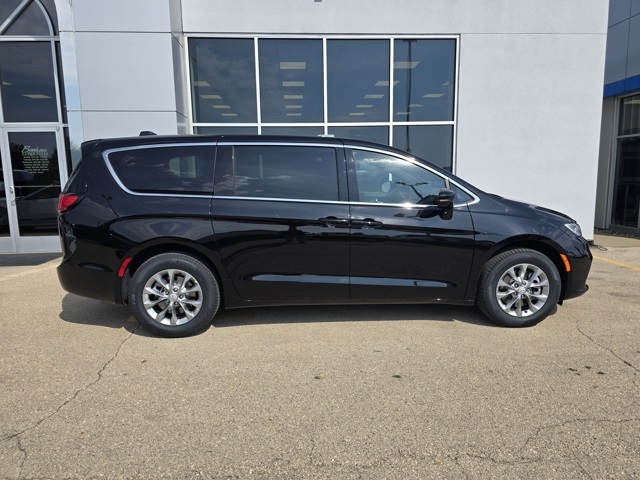 2026 Chrysler Pacifica photo 2