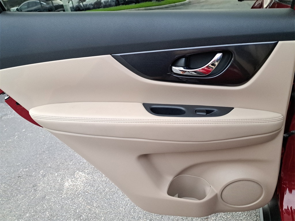2017 Nissan Rogue SV photo 13