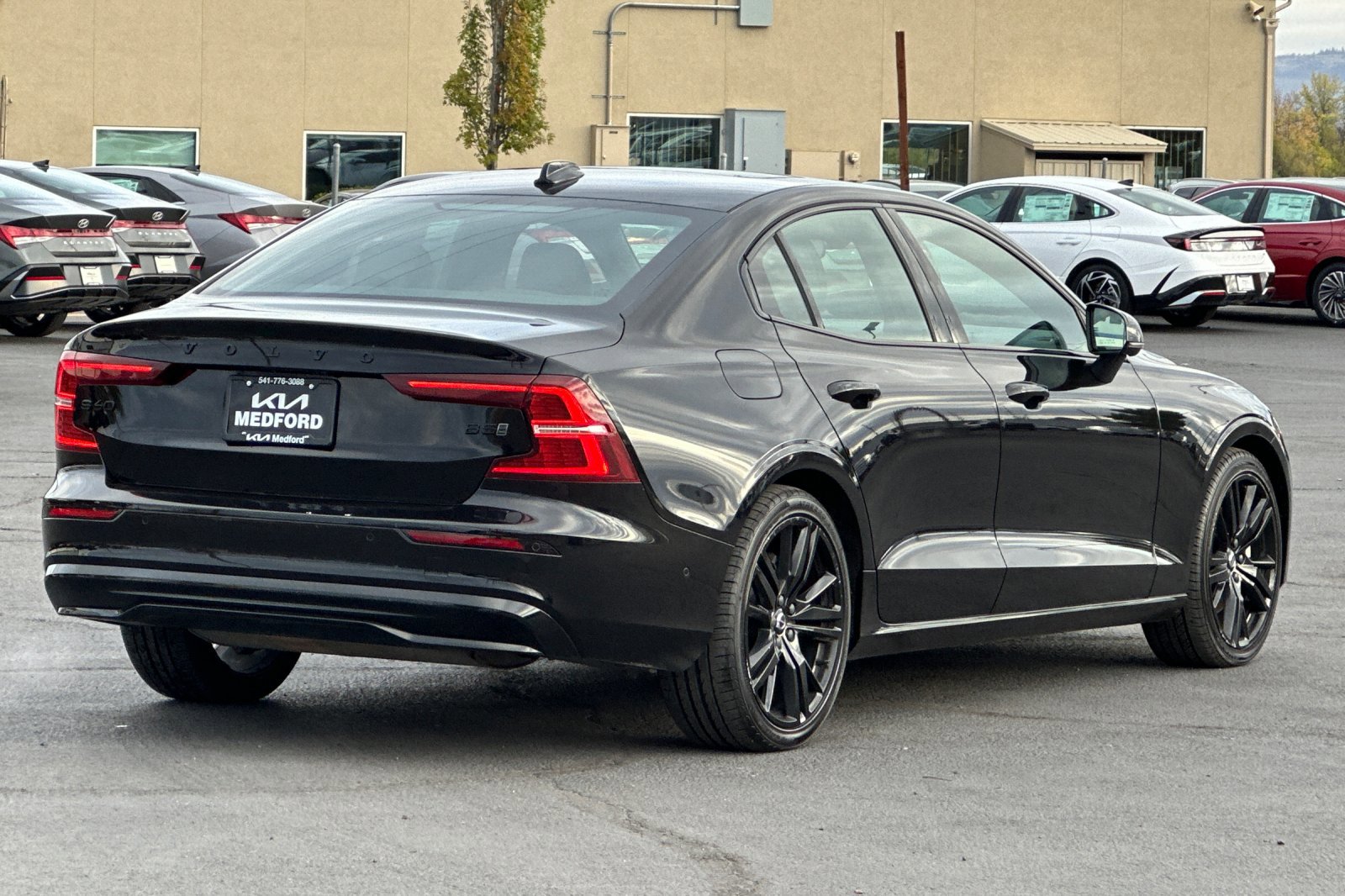 2024 Volvo S60 Plus Black Edition photo 2