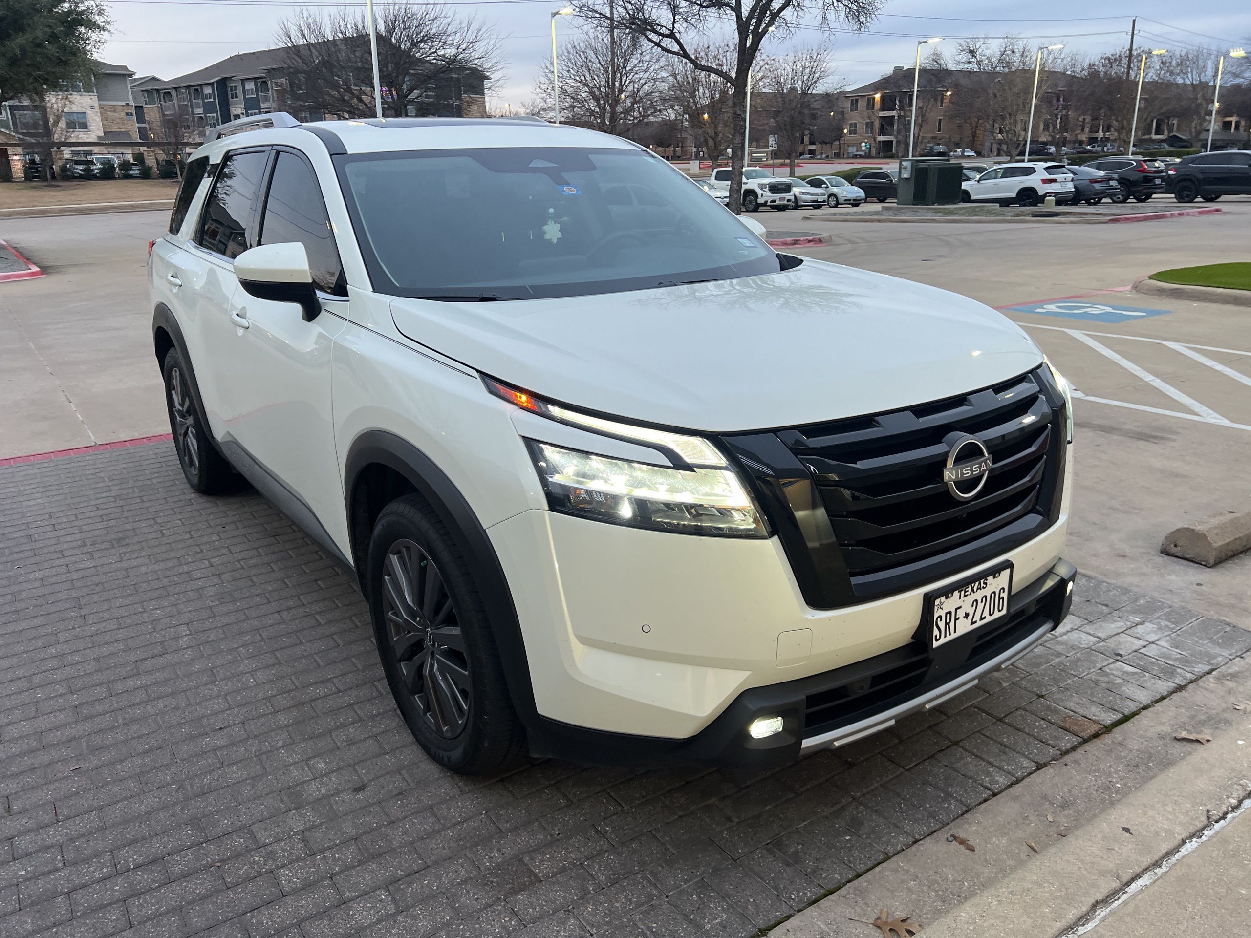 2023 Nissan Pathfinder SL's photo