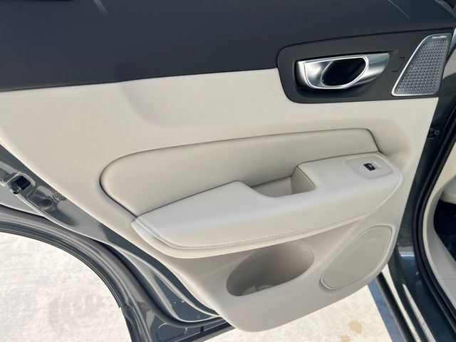 2026 Volvo XC60 Hybrid T8 photo 25