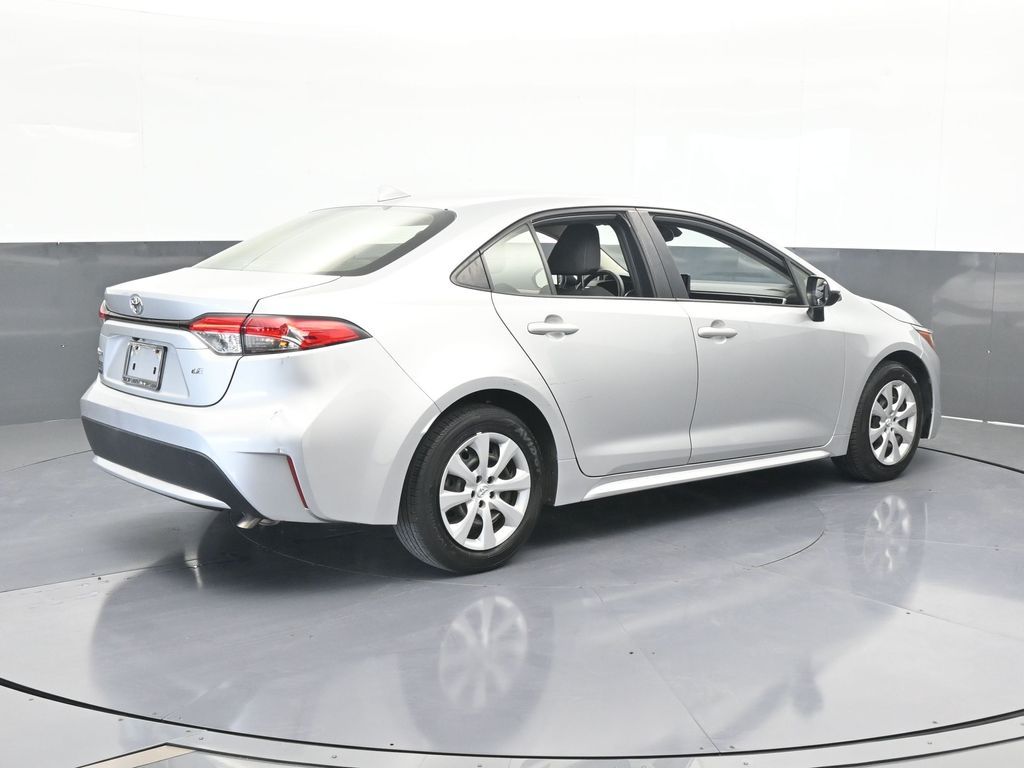 2022 Toyota Corolla LE photo 3