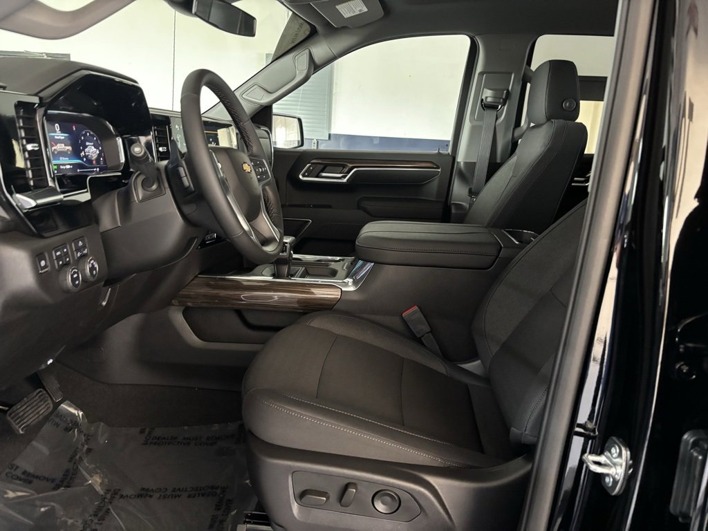2025 Chevrolet Silverado 1500 LT photo 17