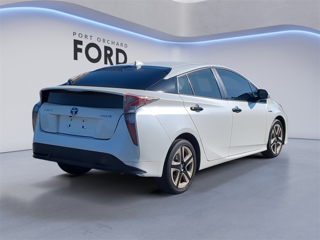 2017 Toyota Prius Three Touring photo 5