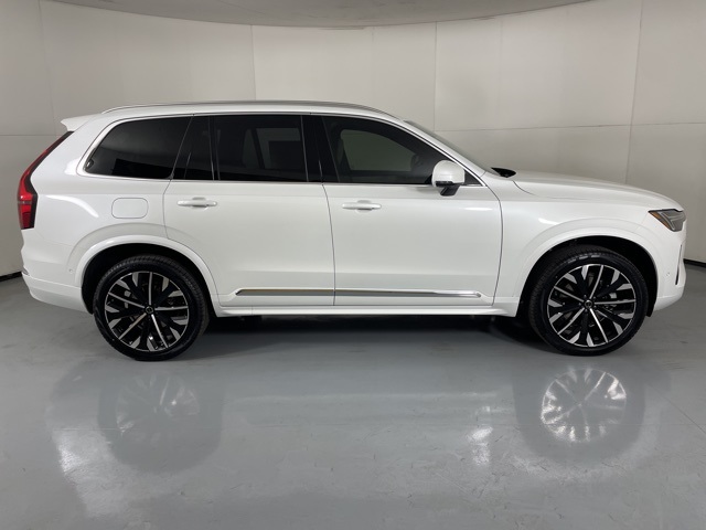 2025 Volvo XC90 B5 AWD Plus photo 9