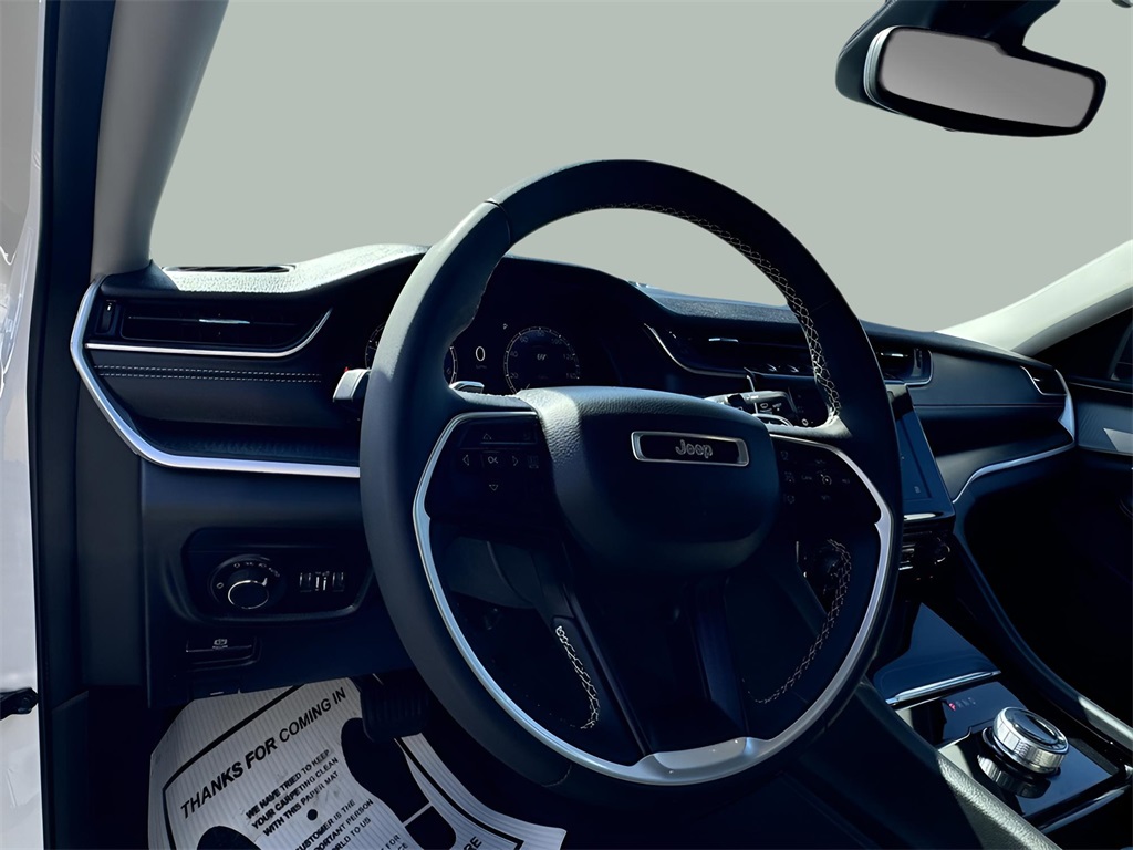 2023 Jeep Grand Cherokee Laredo photo 11