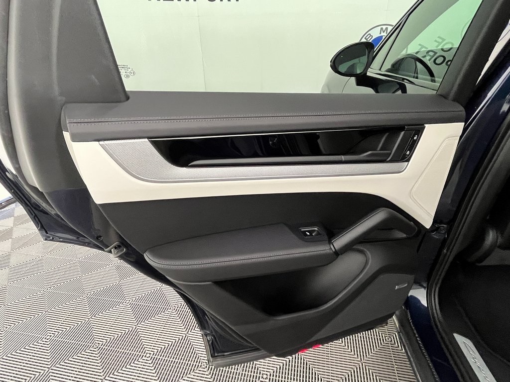 2024 Porsche Cayenne Base photo 21