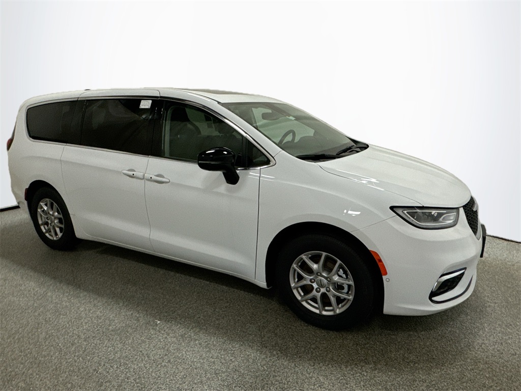 2024 Chrysler Pacifica Touring L photo 4