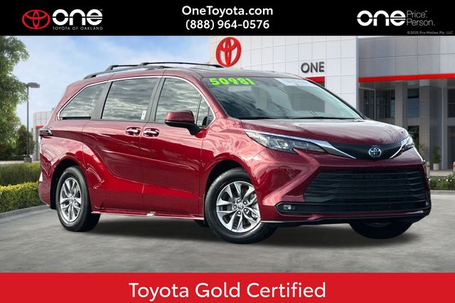 2025 Toyota Sienna XLE's photo