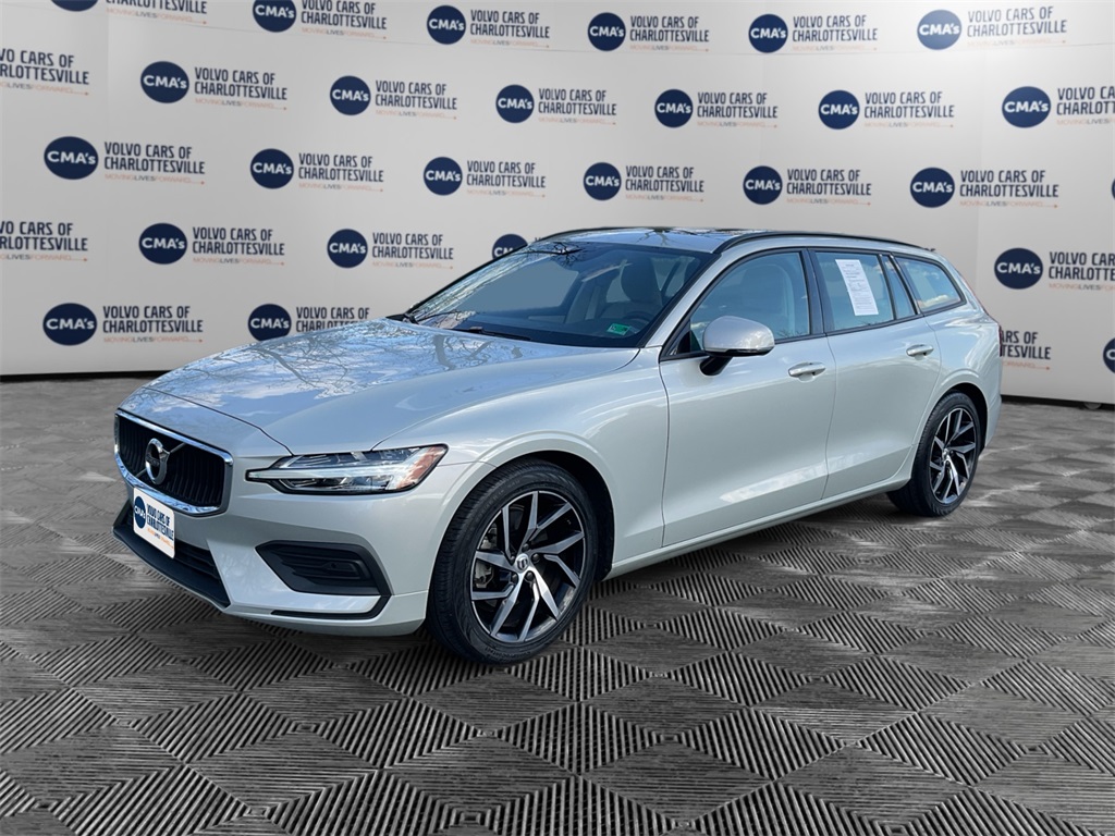 2020 Volvo V60 Momentum's photo