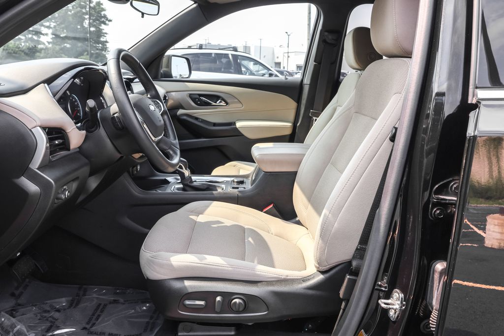 2023 Chevrolet Traverse 1LT photo 2