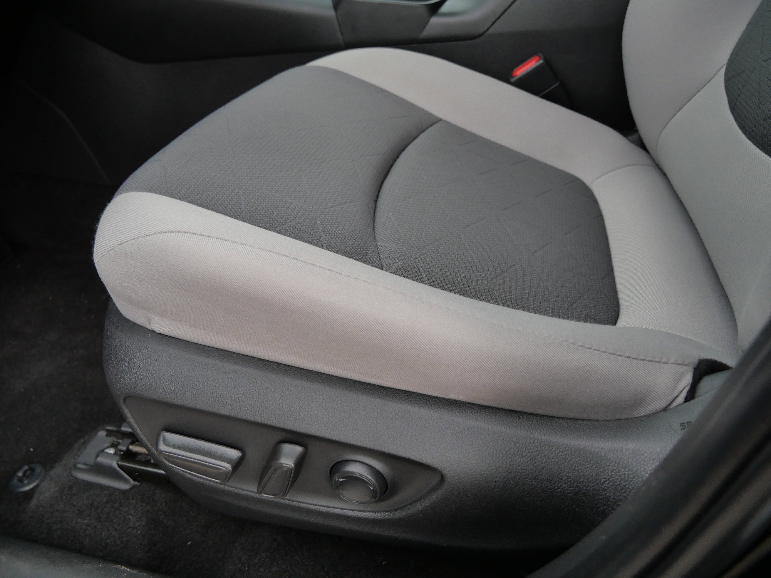 2023 Toyota RAV4 Hybrid XLE photo 19