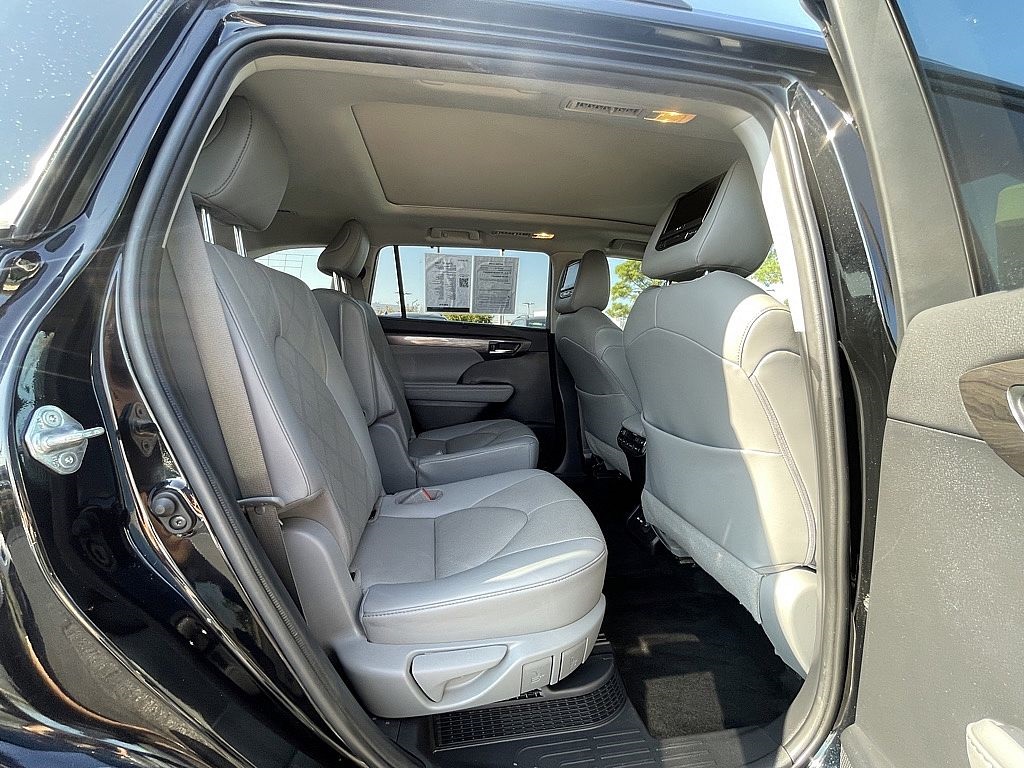 2021 Toyota Highlander Hybrid Platinum photo 26