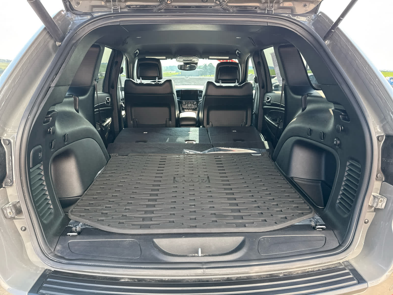 2021 Jeep Grand Cherokee Laredo X photo 12