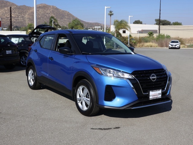 2025 Nissan Kicks Play S photo 2