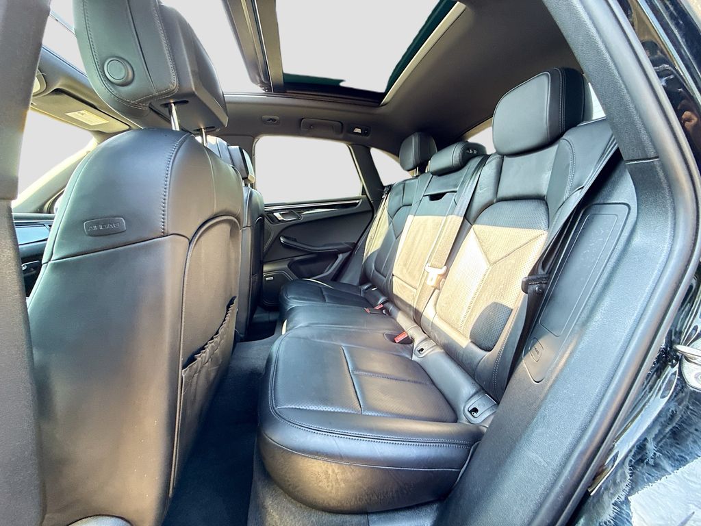 2021 Porsche Macan Base photo 26