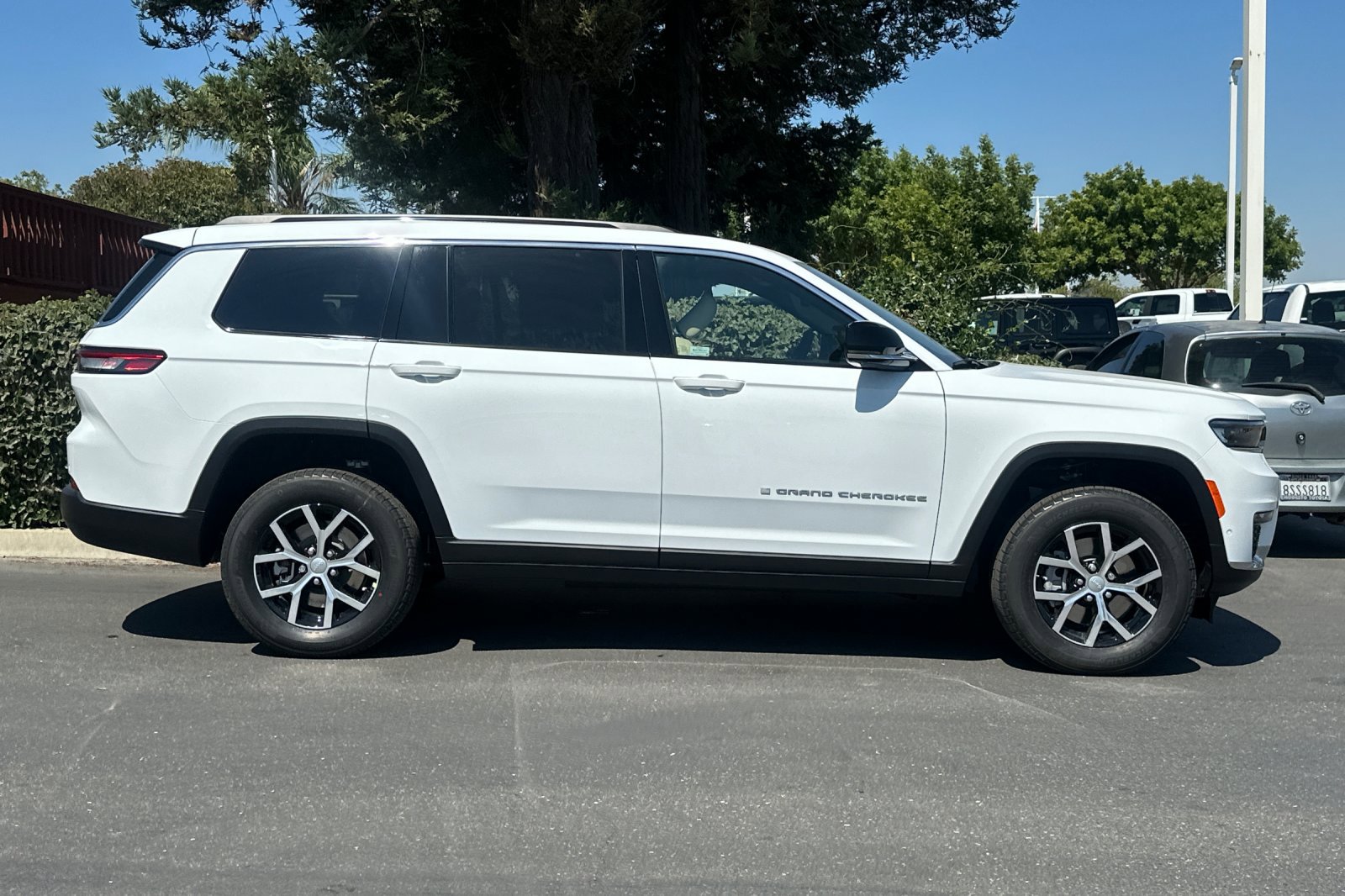 2025 Jeep Grand Cherokee Limited photo 3