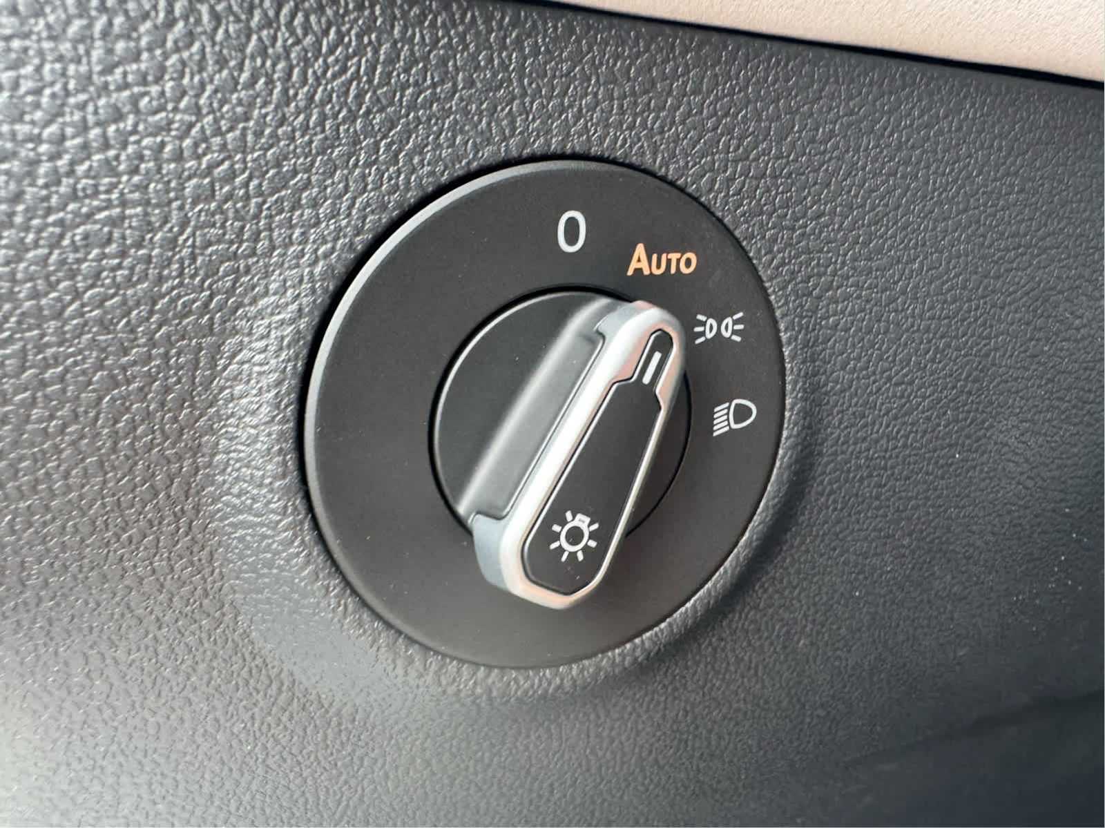2025 Volkswagen Taos SE photo 13