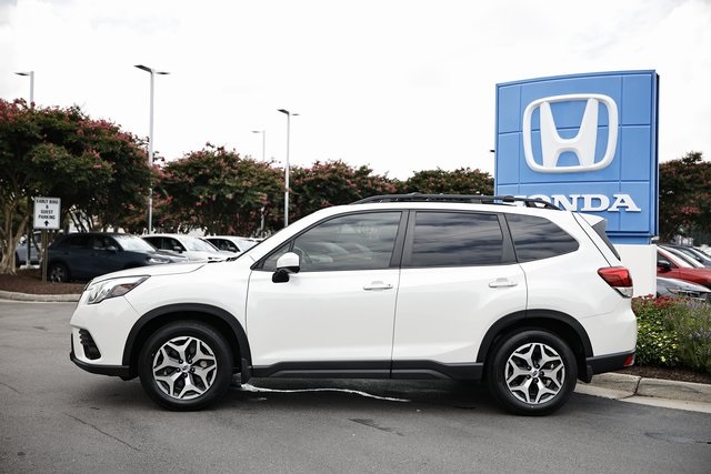 2023 Subaru Forester Premium photo 3