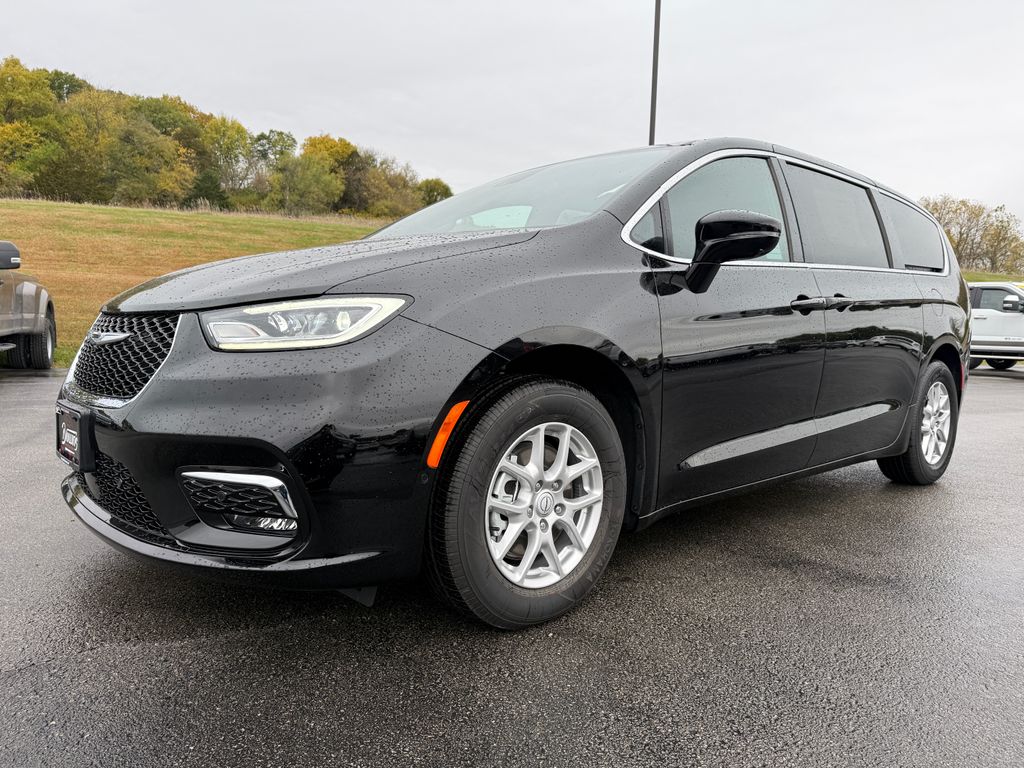 2026 Chrysler Pacifica Select's photo