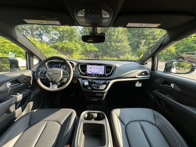 2025 Chrysler Pacifica photo 3