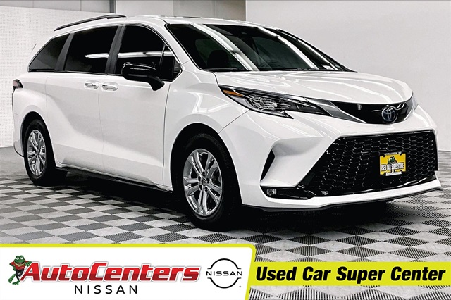 2022 Toyota Sienna XSE's photo