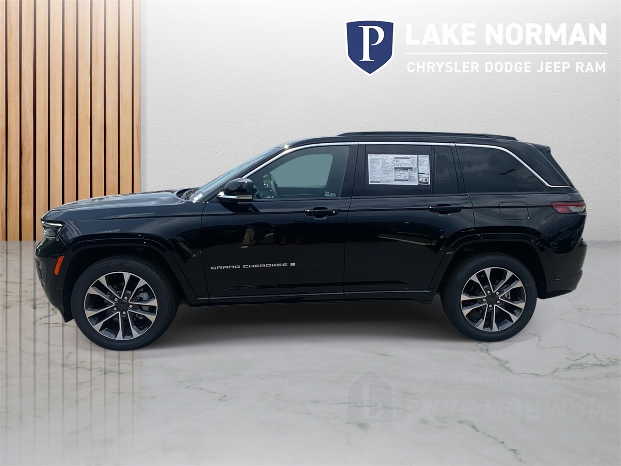 2025 Jeep Grand Cherokee Overland photo 2