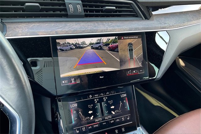 2022 Audi e-tron Premium Plus photo 16