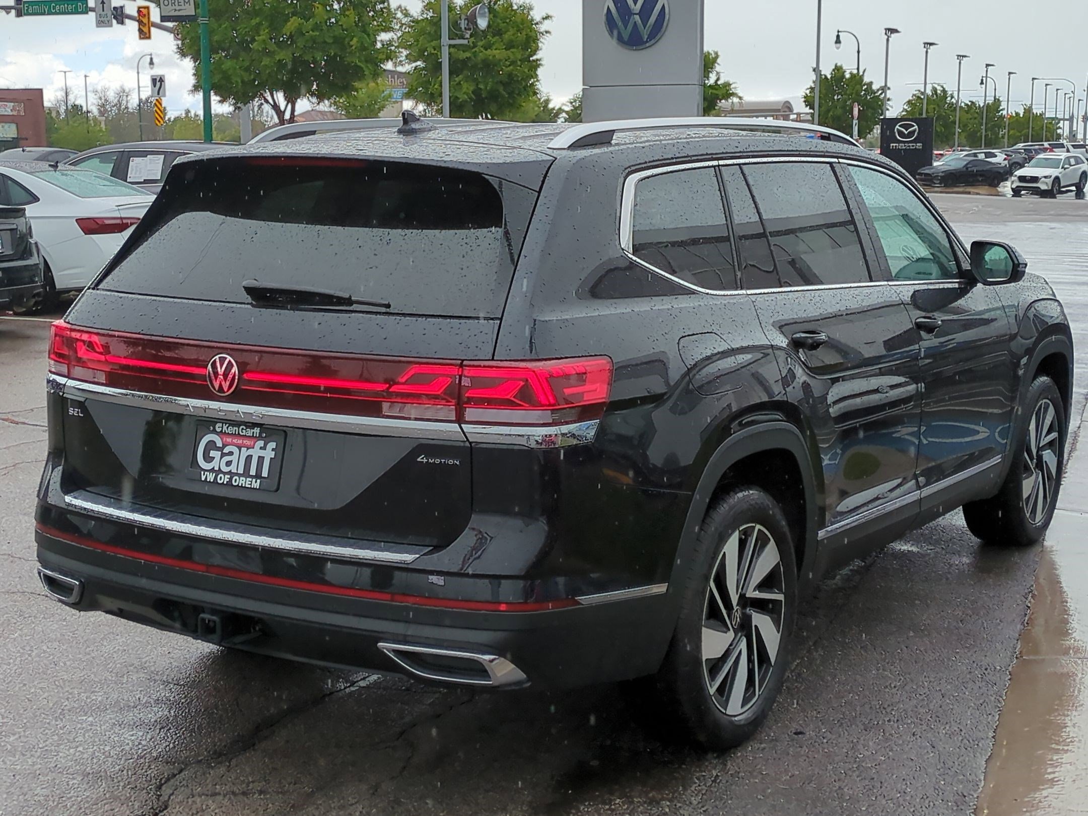 2025 Volkswagen Atlas SEL photo 2