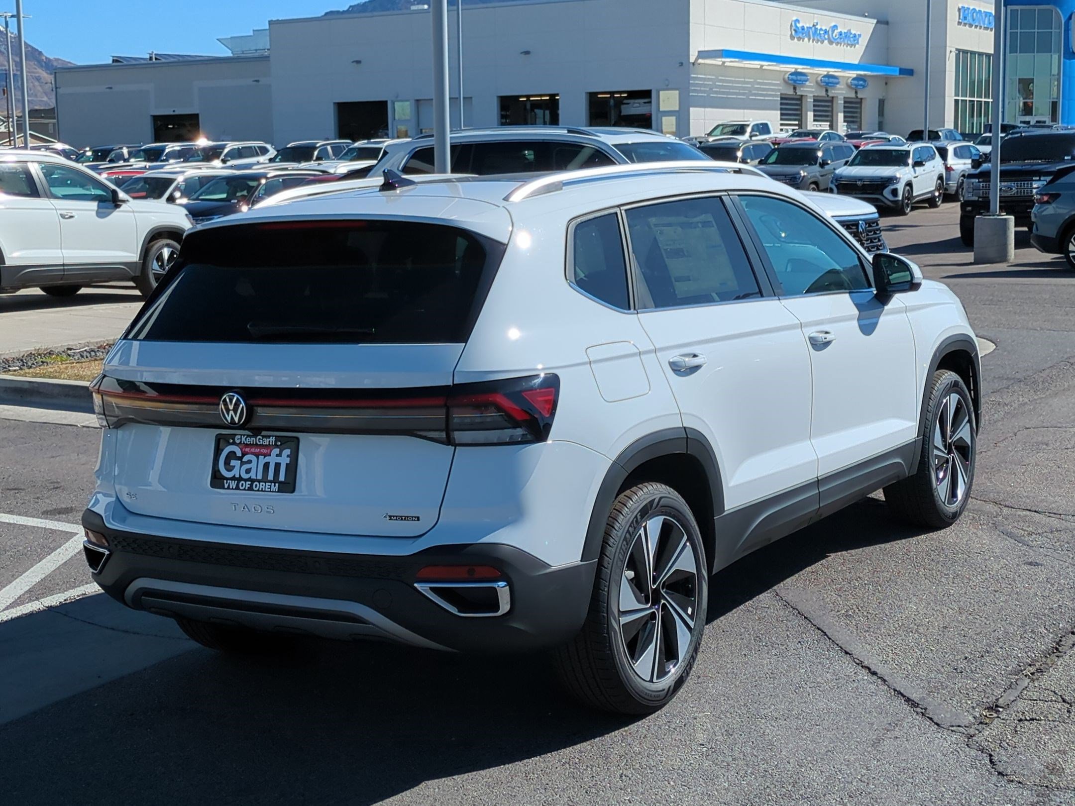 2025 Volkswagen Taos SE photo 3