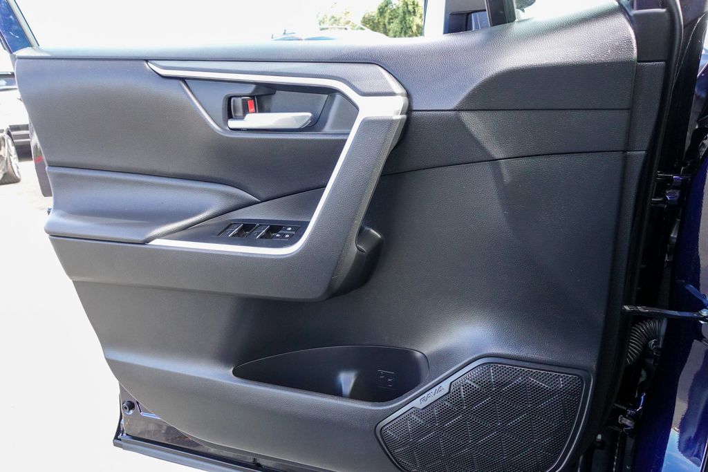 2023 Toyota RAV4 XLE photo 10