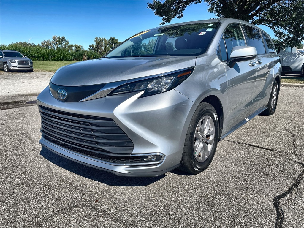 2022 Toyota Sienna XLE photo 4